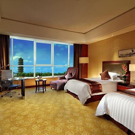 Jurong Yukun New Century Hotel Jiangsu חדר תמונה